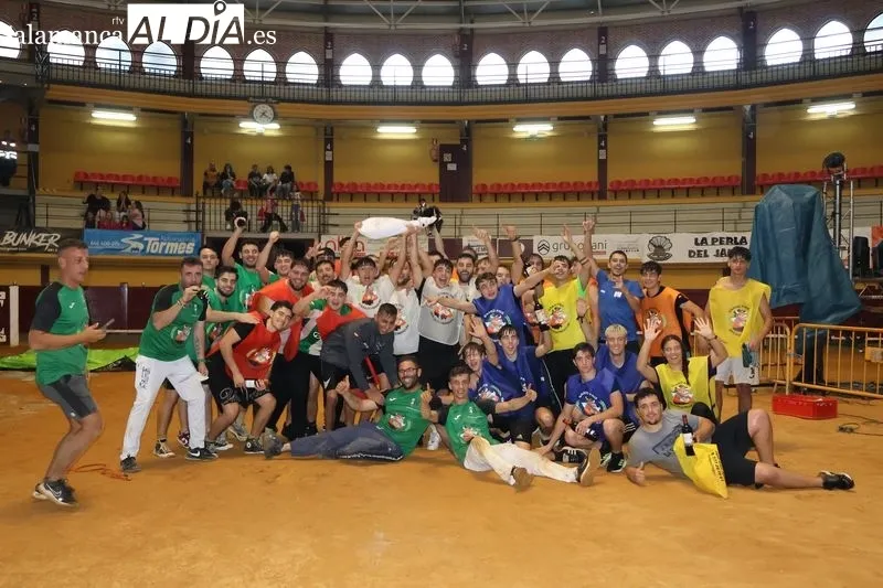 Foto 2 - Risas, agua y espect&aacute;culo en la Plaza de Toros con el &lsquo;Humor Amarillo&rsquo; de las fiestas de Alba de Tormes