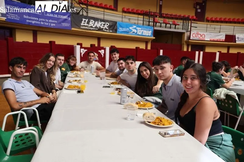 Foto 11 - M&aacute;s de 400 personas disfrutan de la tradicional comida de pe&ntilde;as en la Plaza de Toros de Alba de Tormes
