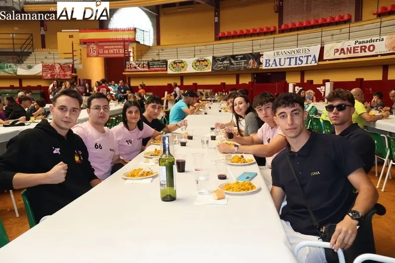 Foto 10 - M&aacute;s de 400 personas disfrutan de la tradicional comida de pe&ntilde;as en la Plaza de Toros de Alba de Tormes