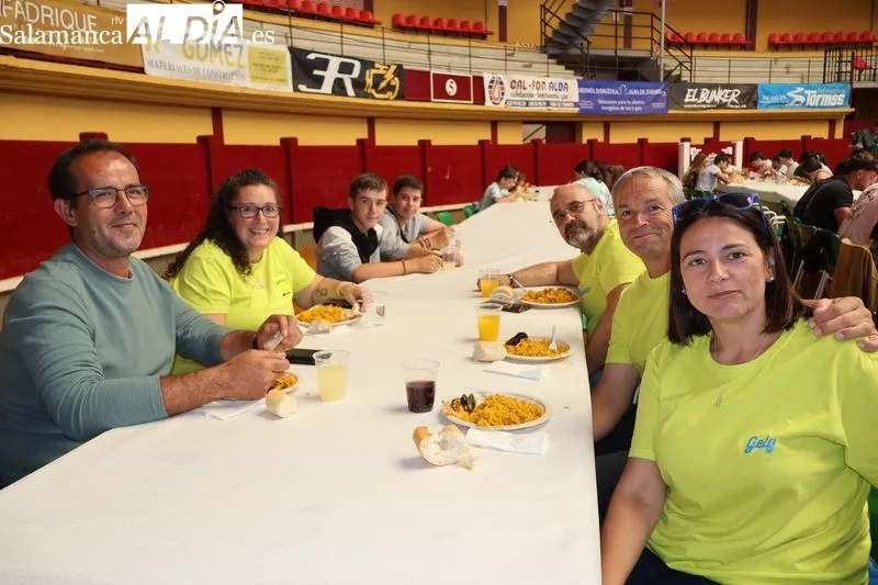 Foto 9 - M&aacute;s de 400 personas disfrutan de la tradicional comida de pe&ntilde;as en la Plaza de Toros de Alba de Tormes