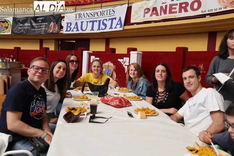Foto 8 - M&aacute;s de 400 personas disfrutan de la tradicional comida de pe&ntilde;as en la Plaza de Toros de Alba de Tormes