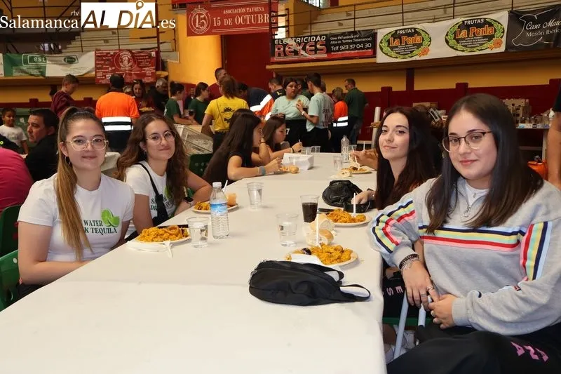 Foto 7 - M&aacute;s de 400 personas disfrutan de la tradicional comida de pe&ntilde;as en la Plaza de Toros de Alba de Tormes