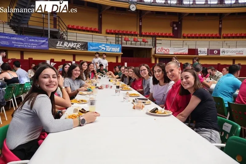 Foto 6 - M&aacute;s de 400 personas disfrutan de la tradicional comida de pe&ntilde;as en la Plaza de Toros de Alba de Tormes