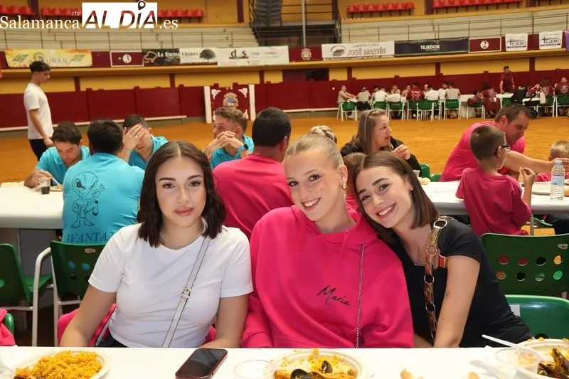 Foto 5 - M&aacute;s de 400 personas disfrutan de la tradicional comida de pe&ntilde;as en la Plaza de Toros de Alba de Tormes