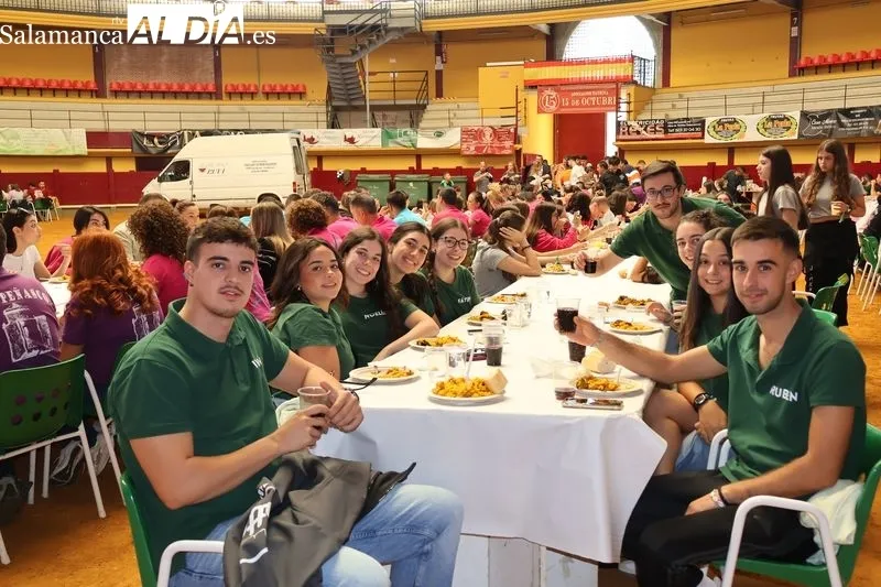 Foto 4 - M&aacute;s de 400 personas disfrutan de la tradicional comida de pe&ntilde;as en la Plaza de Toros de Alba de Tormes
