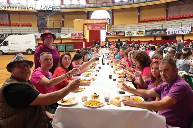 Foto 3 - M&aacute;s de 400 personas disfrutan de la tradicional comida de pe&ntilde;as en la Plaza de Toros de Alba de Tormes