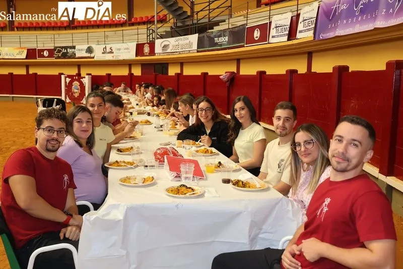 Foto 2 - M&aacute;s de 400 personas disfrutan de la tradicional comida de pe&ntilde;as en la Plaza de Toros de Alba de Tormes