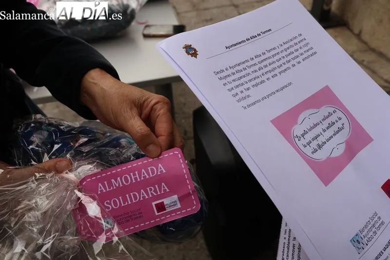 Foto 8 - Alba de Tormes se une al D&iacute;a del C&aacute;ncer de Mama con la lectura de un emotivo manifiesto en la Plaza Mayor