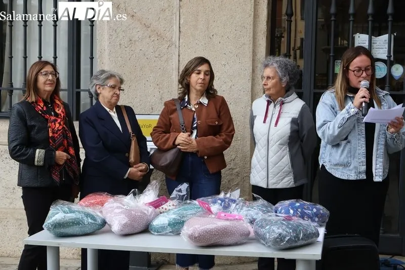 Foto 6 - Alba de Tormes se une al D&iacute;a del C&aacute;ncer de Mama con la lectura de un emotivo manifiesto en la Plaza Mayor