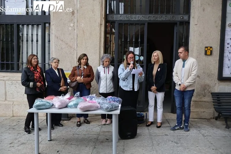 Foto 5 - Alba de Tormes se une al D&iacute;a del C&aacute;ncer de Mama con la lectura de un emotivo manifiesto en la Plaza Mayor