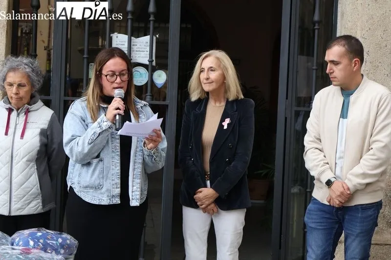 Foto 4 - Alba de Tormes se une al D&iacute;a del C&aacute;ncer de Mama con la lectura de un emotivo manifiesto en la Plaza Mayor