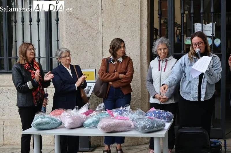 Foto 3 - Alba de Tormes se une al D&iacute;a del C&aacute;ncer de Mama con la lectura de un emotivo manifiesto en la Plaza Mayor