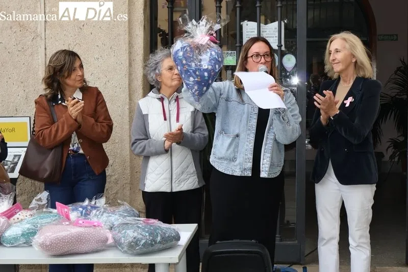 Foto 2 - Alba de Tormes se une al D&iacute;a del C&aacute;ncer de Mama con la lectura de un emotivo manifiesto en la Plaza Mayor
