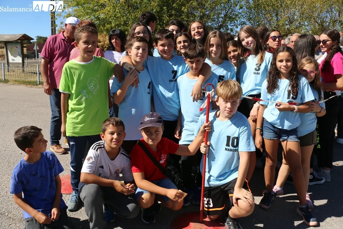 Peñas, familias y grupos de amigos compartieron mesa y mantel para dar cuenta de 380 raciones de paella / CORRAL
