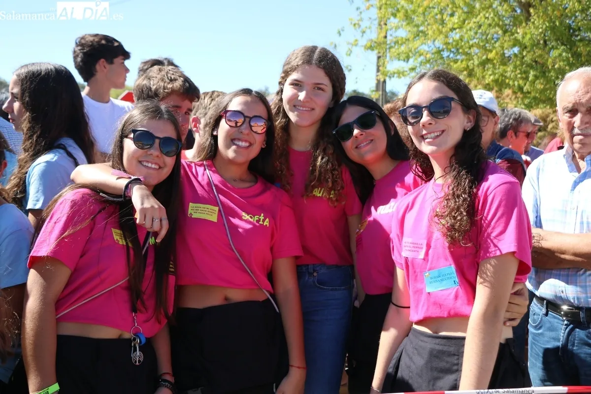 Peñas, familias y grupos de amigos compartieron mesa y mantel para dar cuenta de 380 raciones de paella / CORRAL