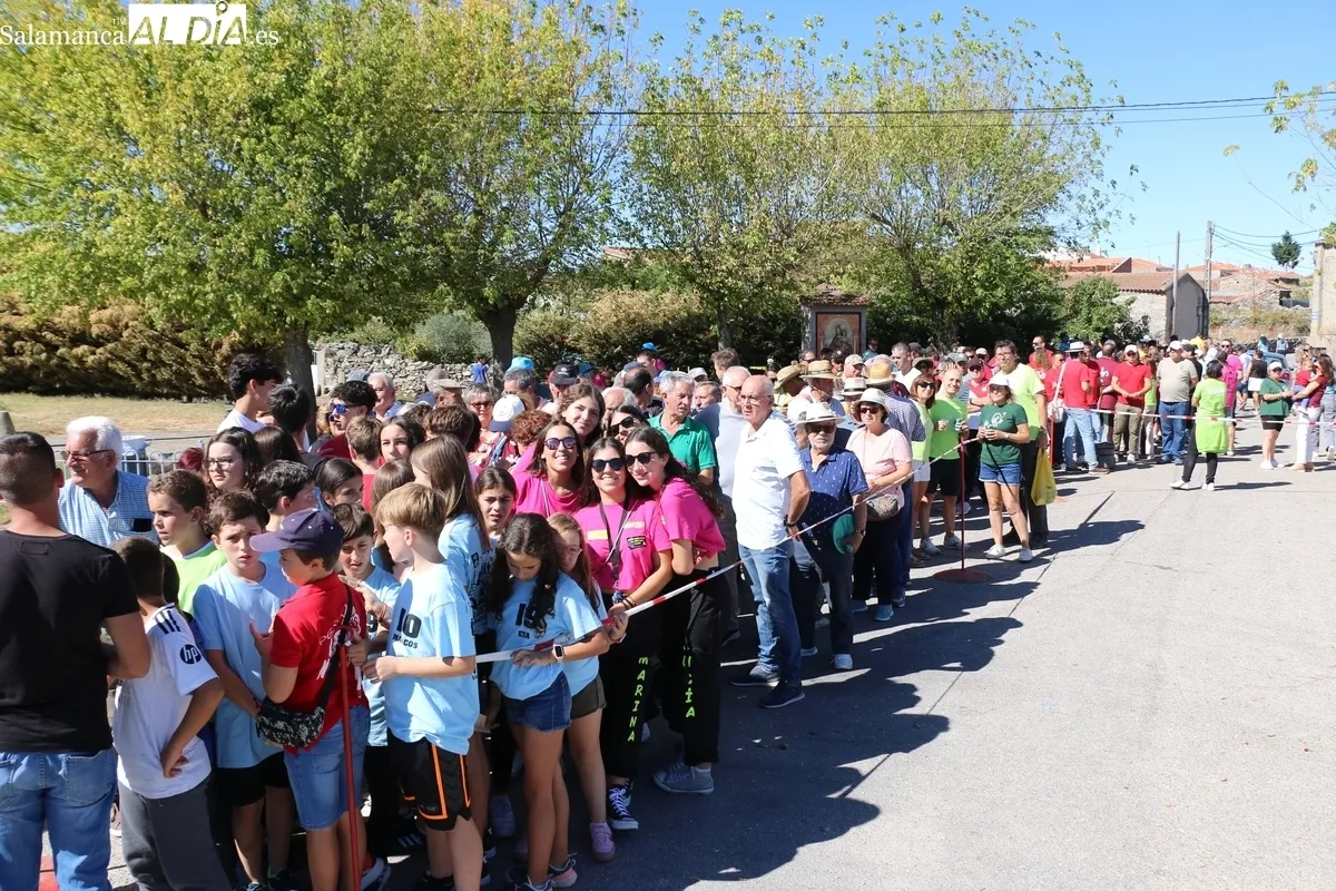 Peñas, familias y grupos de amigos compartieron mesa y mantel para dar cuenta de 380 raciones de paella / CORRAL