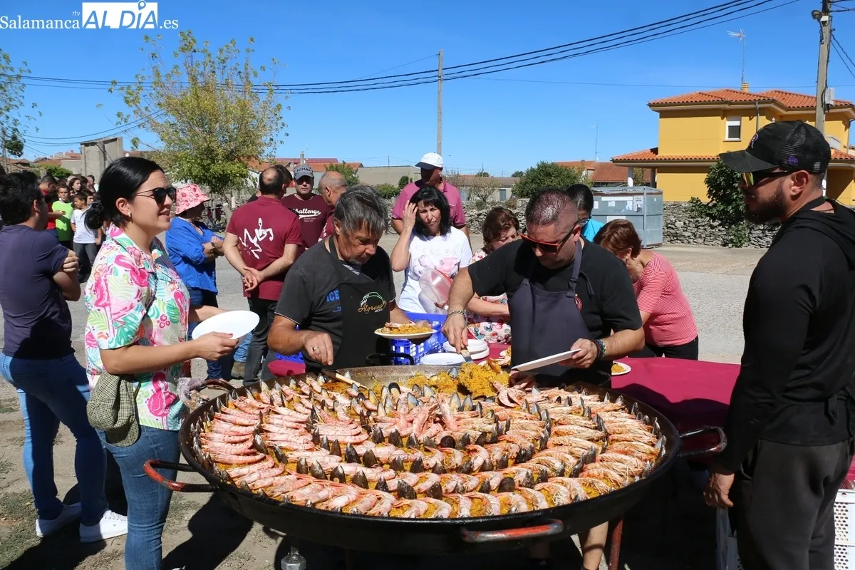 Peñas, familias y grupos de amigos compartieron mesa y mantel para dar cuenta de 380 raciones de paella / CORRAL