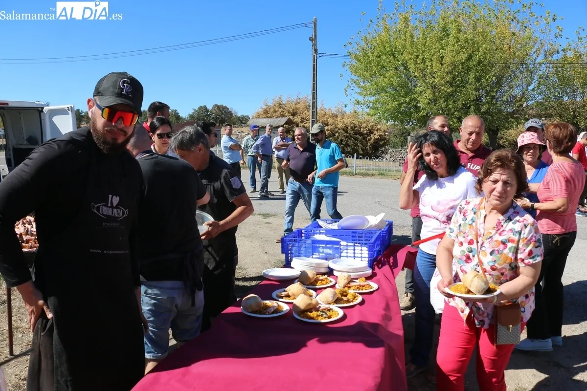 Peñas, familias y grupos de amigos compartieron mesa y mantel para dar cuenta de 380 raciones de paella / CORRAL