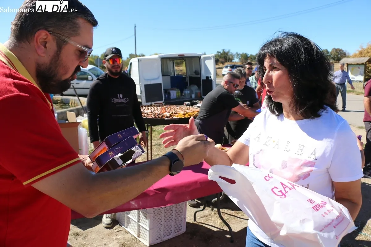 Peñas, familias y grupos de amigos compartieron mesa y mantel para dar cuenta de 380 raciones de paella / CORRAL