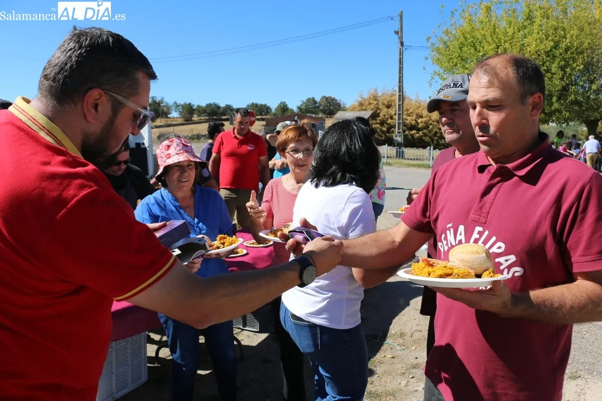 Peñas, familias y grupos de amigos compartieron mesa y mantel para dar cuenta de 380 raciones de paella / CORRAL