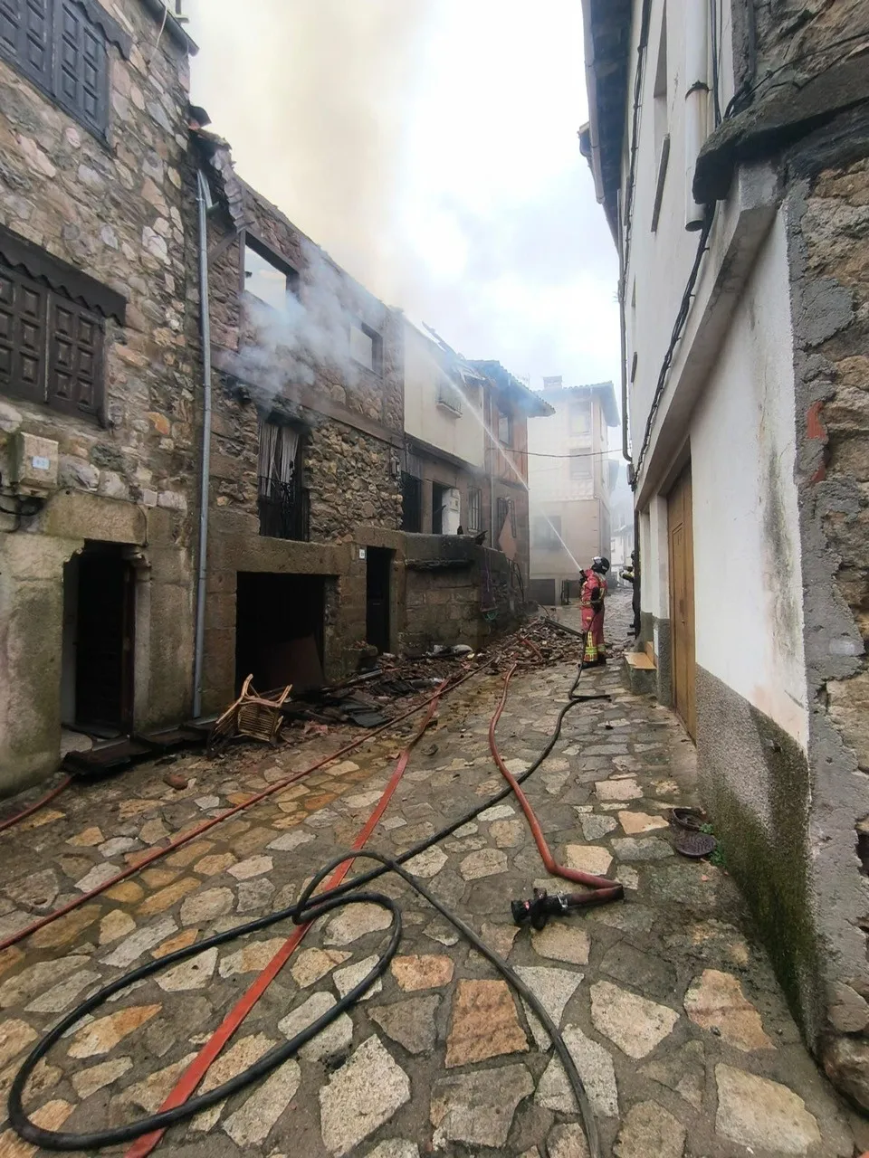 Foto 2 - Un incendio calcina cuatro viviendas en Villanueva del Conde