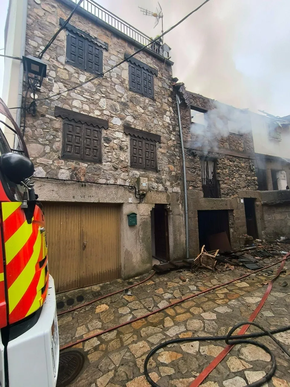 Foto 3 - Un incendio calcina cuatro viviendas en Villanueva del Conde