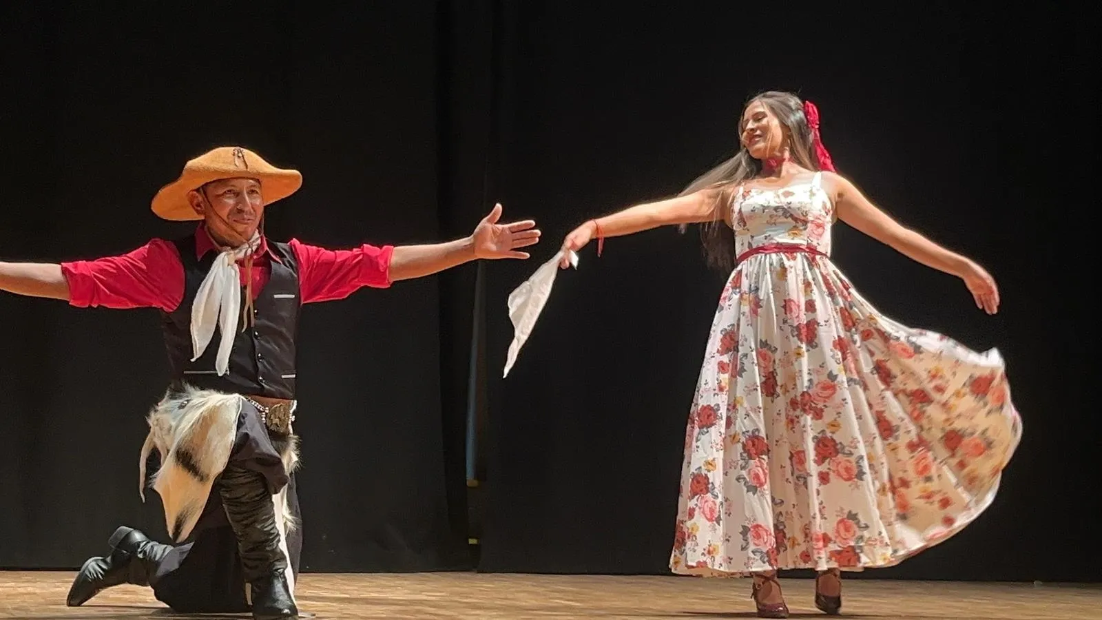 Foto 2 - FOTOS | La cultura de Bolivia y Per&uacute; une a Salamanca en una vibrante celebraci&oacute;n de la hispanidad