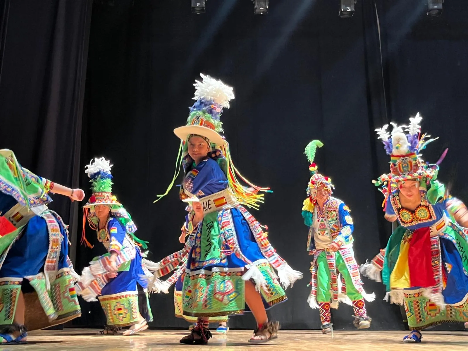 Foto 4 - FOTOS | La cultura de Bolivia y Per&uacute; une a Salamanca en una vibrante celebraci&oacute;n de la hispanidad