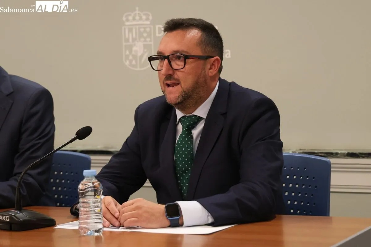 El presidente de la Diputación, Javier Iglesias, y el decano del Colegio, Miguel del Castillo, presentaban la renovación y mejora de un convenio. Foto de David Sañudo