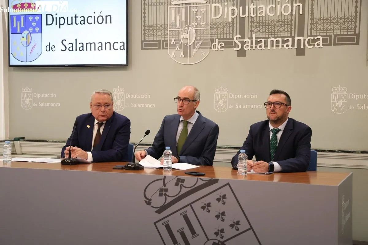 El presidente de la Diputación, Javier Iglesias, y el decano del Colegio, Miguel del Castillo, presentaban la renovación y mejora de un convenio. Foto de David Sañudo