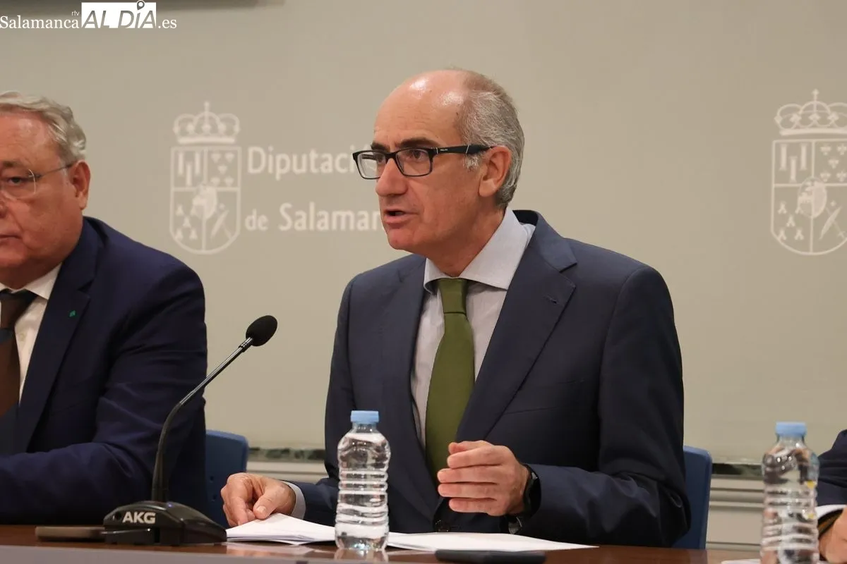 El presidente de la Diputación, Javier Iglesias, y el decano del Colegio, Miguel del Castillo, presentaban la renovación y mejora de un convenio. Foto de David Sañudo