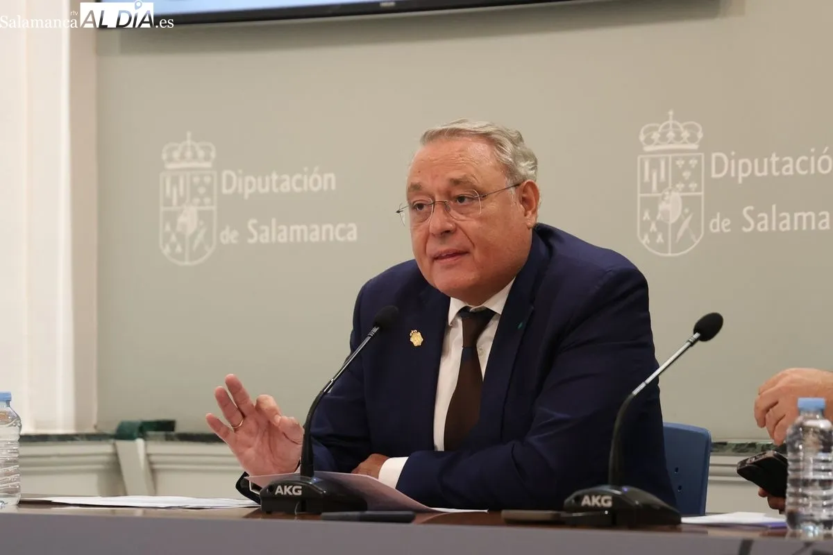 El presidente de la Diputación, Javier Iglesias, y el decano del Colegio, Miguel del Castillo, presentaban la renovación y mejora de un convenio. Foto de David Sañudo