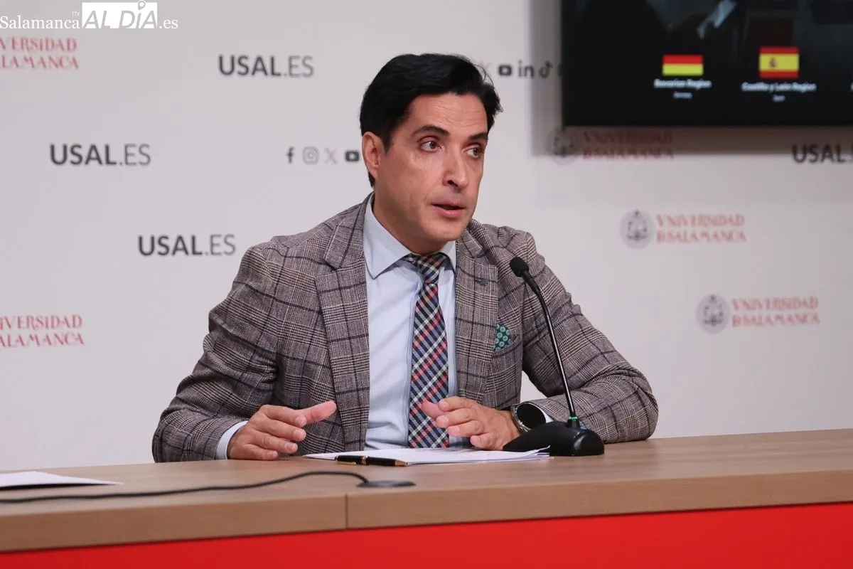El vicerrector de Investigación de la USAL, José Miguel Mateos Roco, y el CEO y fundador de Startup Olé, Emilio Corchado, en la presentación del SYSTEMEU. Foto de David Sañudo
