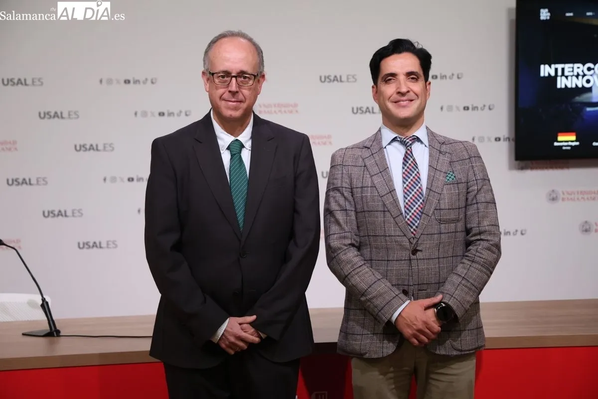 El vicerrector de Investigación de la USAL, José Miguel Mateos Roco, y el CEO y fundador de Startup Olé, Emilio Corchado, en la presentación del SYSTEMEU. Foto de David Sañudo