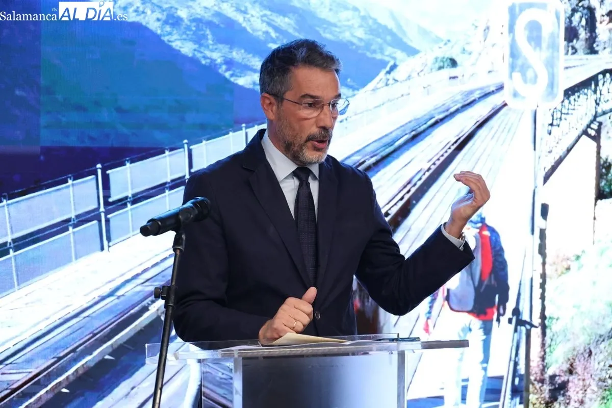 El programa, que se desarrollará entre el 21 de octubre y el 21 de noviembre, ha sido presentado por los diputados de Turismo, Juan Carlos Zaballos, y de Educación, Ángel Peralvo. Foto de David Sañudo