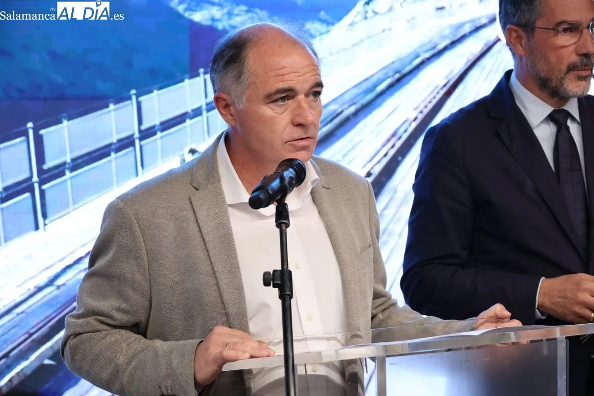 El programa, que se desarrollará entre el 21 de octubre y el 21 de noviembre, ha sido presentado por los diputados de Turismo, Juan Carlos Zaballos, y de Educación, Ángel Peralvo. Foto de David Sañudo