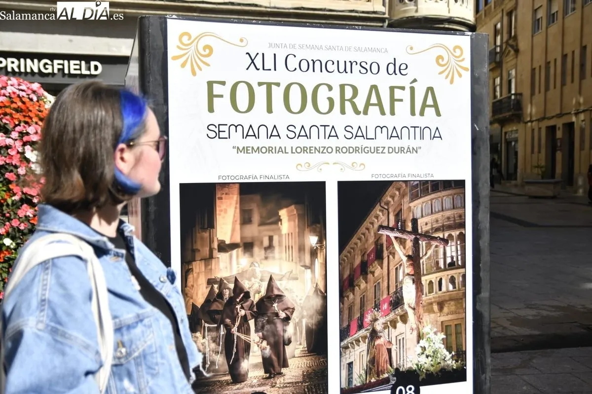 Expuestas en el centro de Salamanca las 40 fotografías candidatas al cartel de la Semana Santa 2026. Foto de SALAMANCArtv AL DÍA
