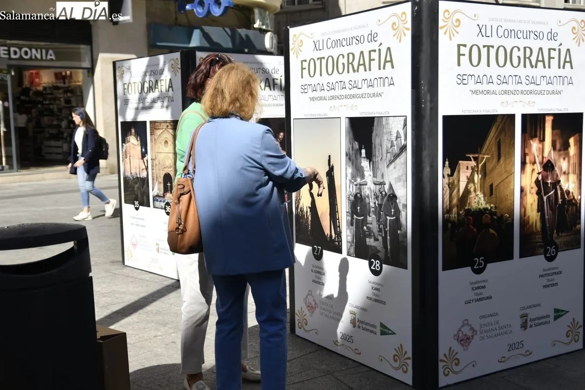 Expuestas en el centro de Salamanca las 40 fotografías candidatas al cartel de la Semana Santa 2026. Foto de SALAMANCArtv AL DÍA