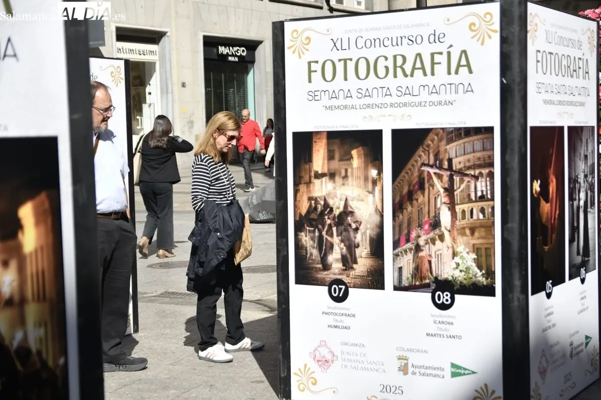 Expuestas en el centro de Salamanca las 40 fotografías candidatas al cartel de la Semana Santa 2026. Foto de SALAMANCArtv AL DÍA
