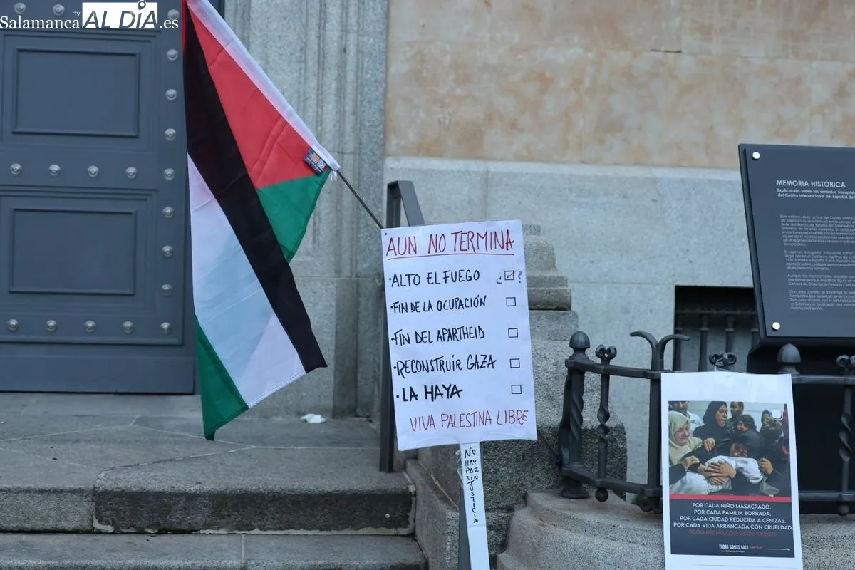 Un momento de la lectura de los nombres de niños y niñas asesinados en Gaza que se ha celebrado en la plaza de los Bandos durante 12 horas. Fotos: David Sañudo