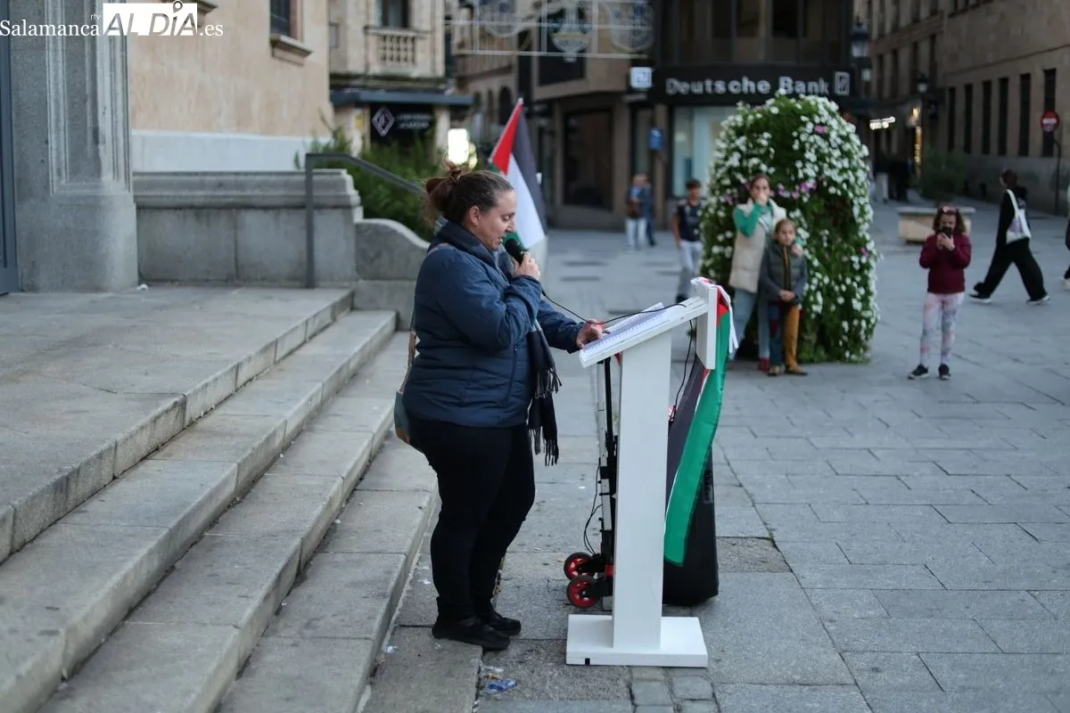 Un momento de la lectura de los nombres de niños y niñas asesinados en Gaza que se ha celebrado en la plaza de los Bandos durante 12 horas. Fotos: David Sañudo