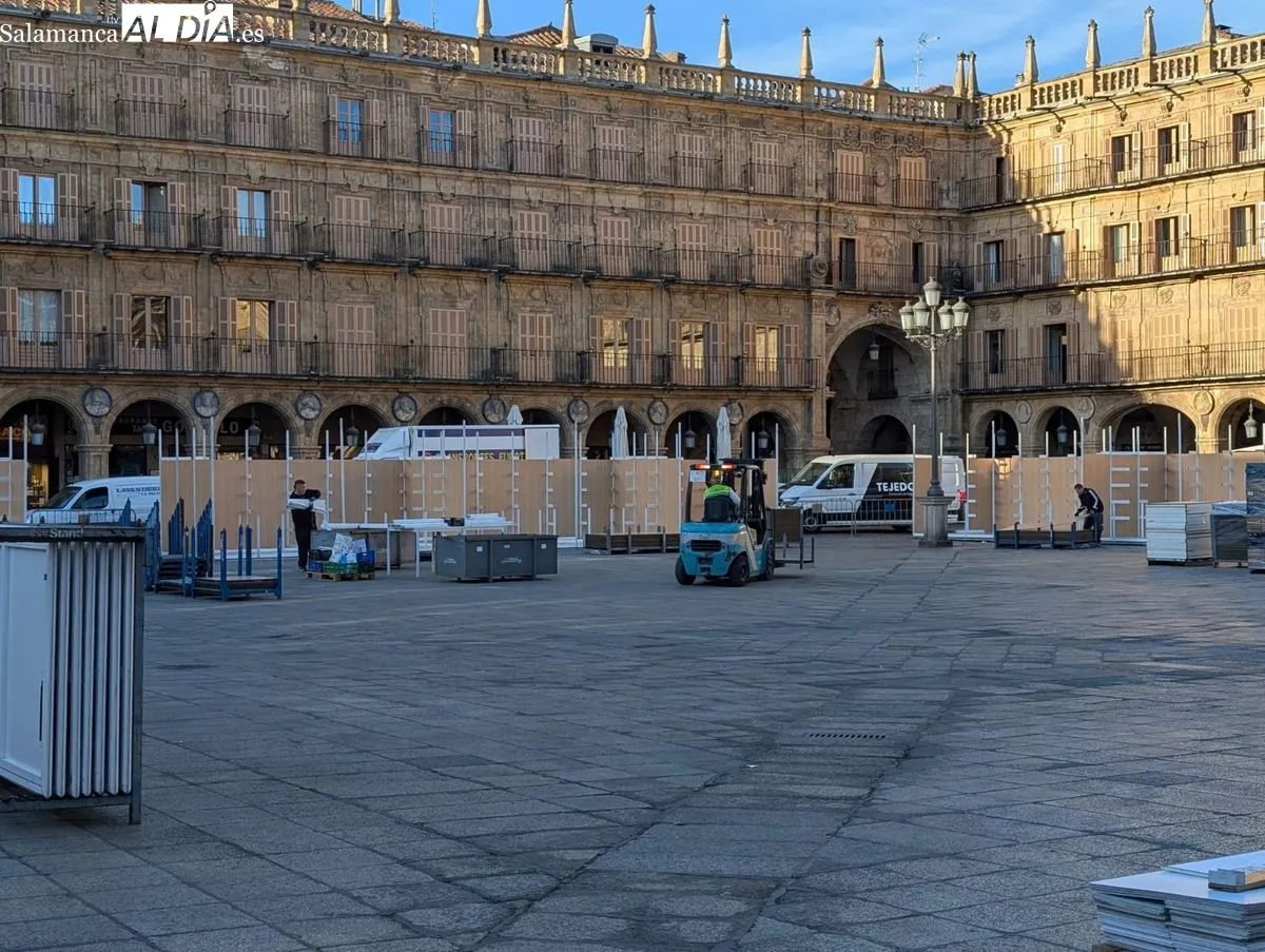 Montaje de casetas en la Plaza Mayor de Salamanca. Foto de David Sañudo