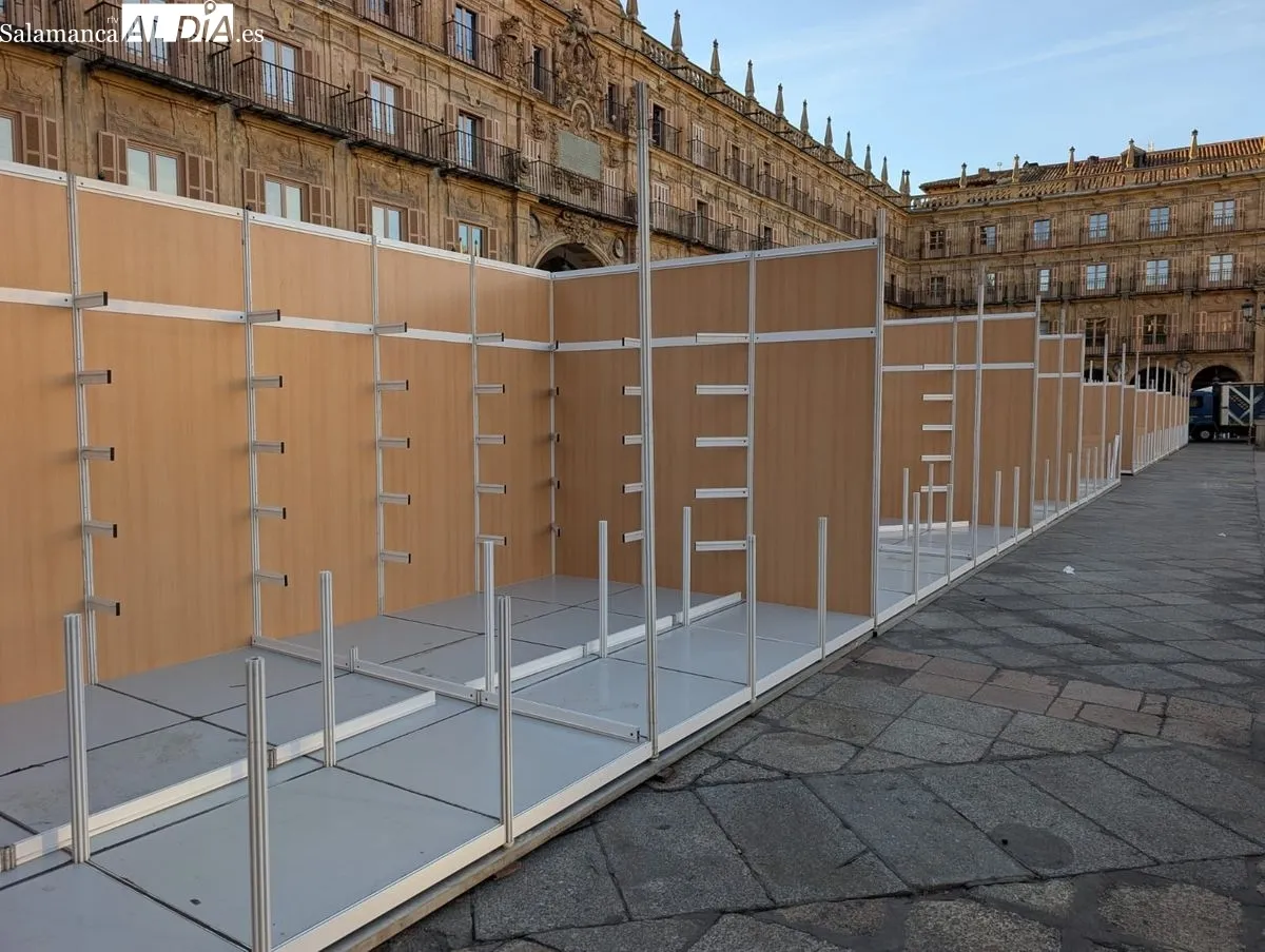 Montaje de casetas en la Plaza Mayor de Salamanca. Foto de David Sañudo