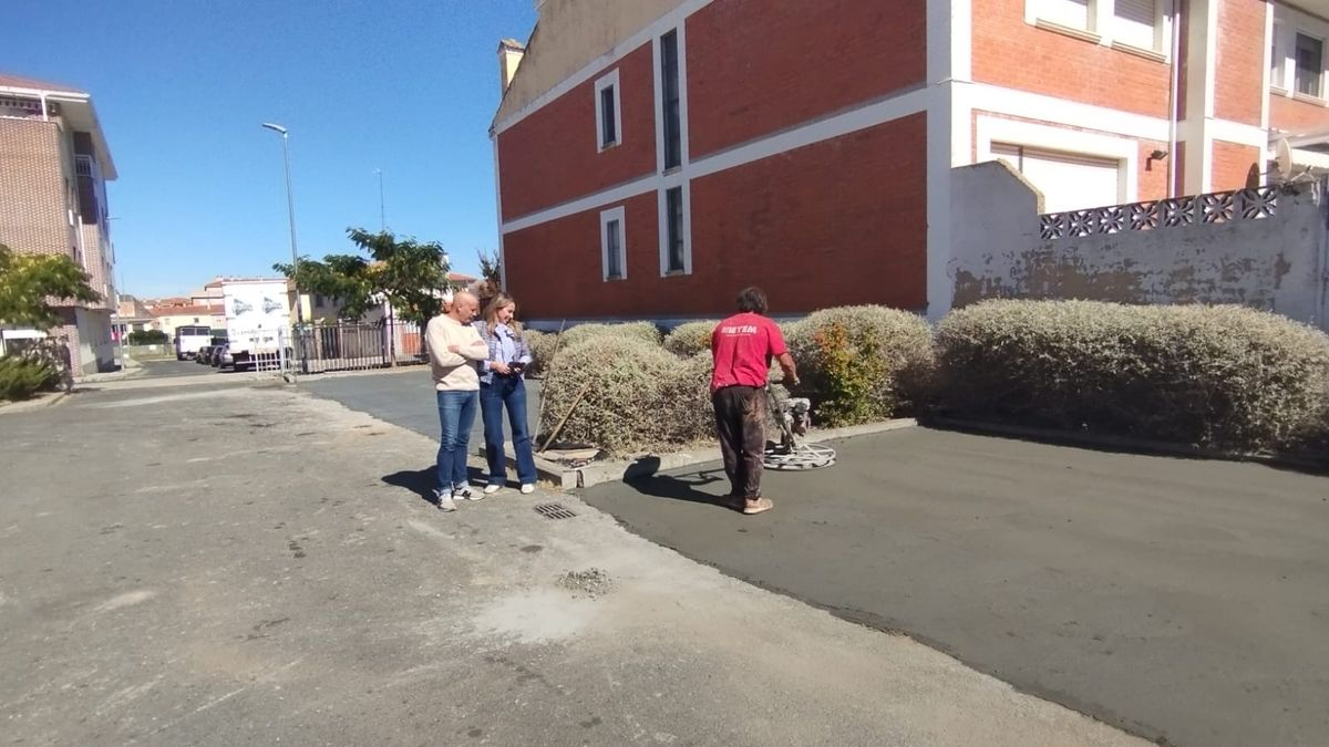 El Ayuntamiento de Santa Marta abre al tráfico la calle Francisco Maldonado y crea seis nuevas plazas de aparcamiento