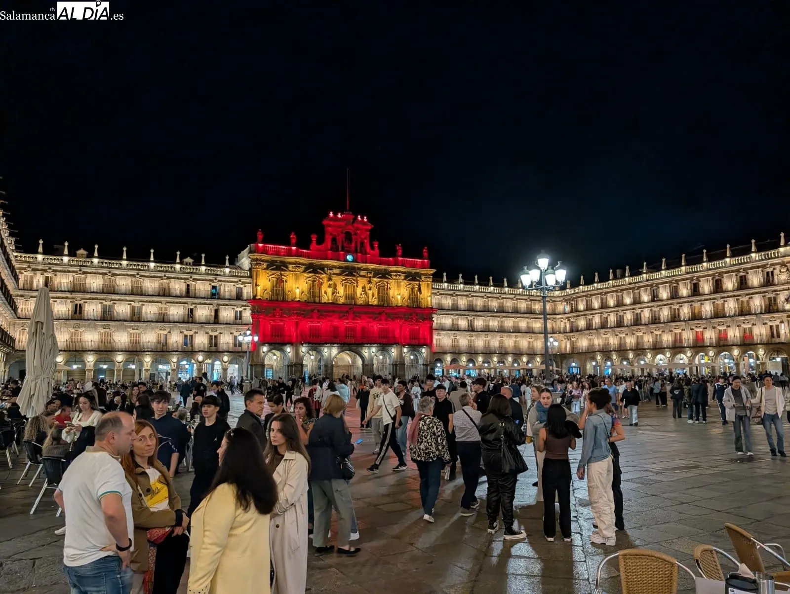 Fachada del Ayuntamiento de Salamanca con los colores de la bandera de España | Fotos: David Sañudo