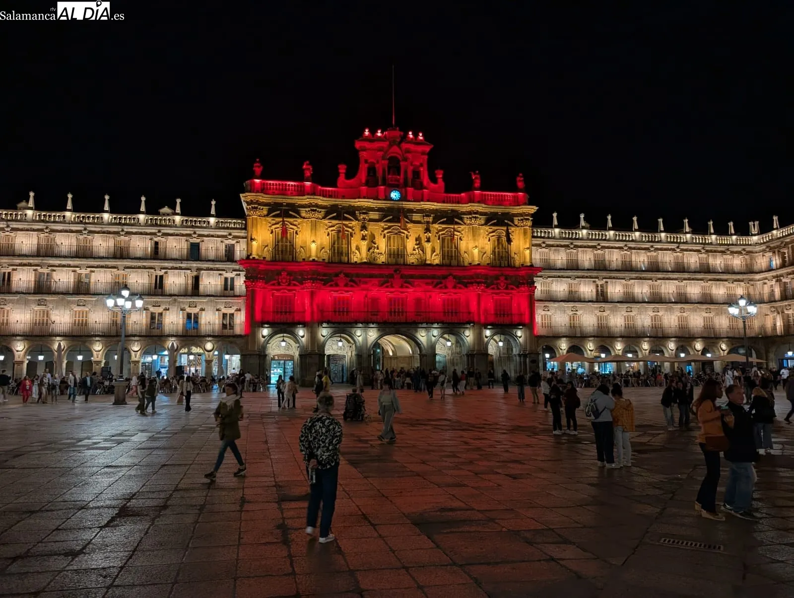 Fachada del Ayuntamiento de Salamanca con los colores de la bandera de España | Fotos: David Sañudo