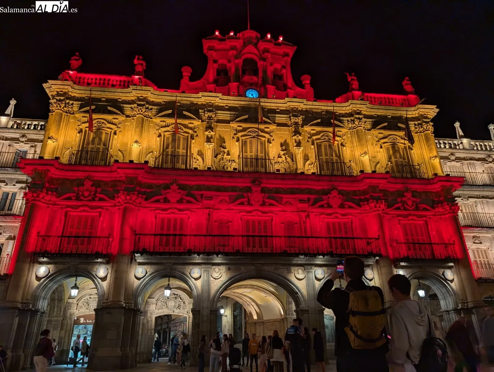 Fachada del Ayuntamiento de Salamanca con los colores de la bandera de España | Fotos: David Sañudo