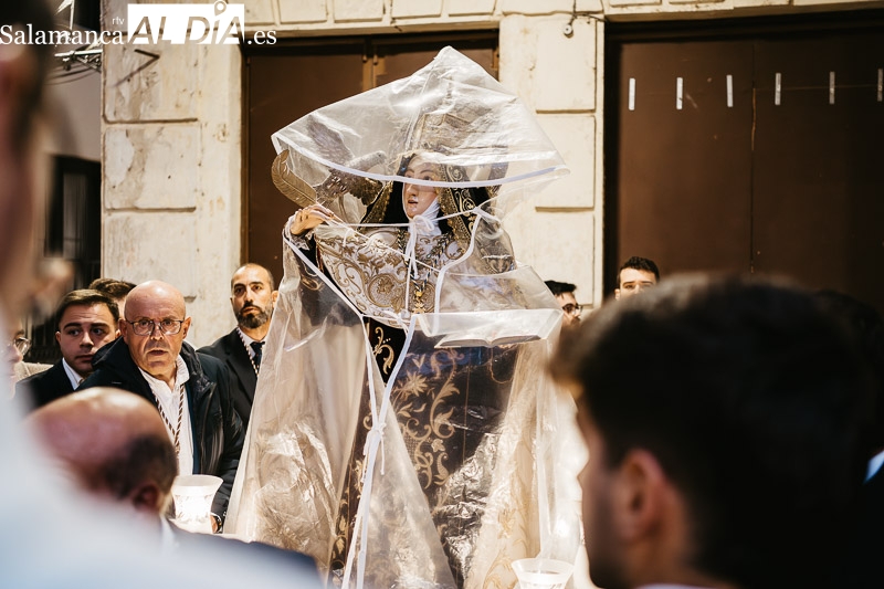 Santa Teresa Alba de Tormes: la lluvia obliga a protegerla