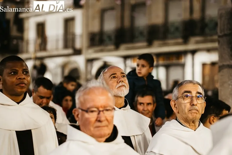 Foto 14 - La lluvia obliga a proteger la imagen de Santa Teresa en su regreso a la clausura