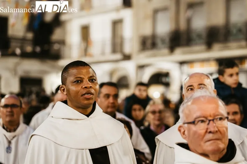 Foto 13 - La lluvia obliga a proteger la imagen de Santa Teresa en su regreso a la clausura